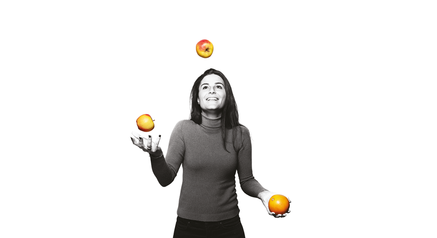 vrouw aan het jongleren met appels