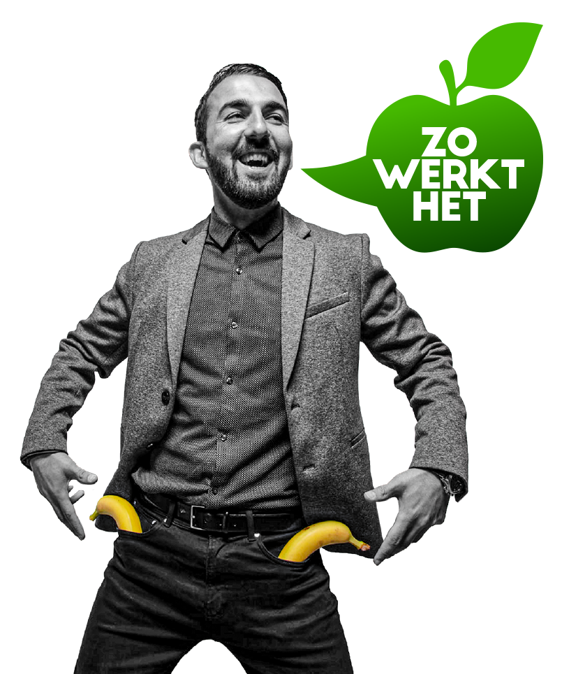 Lachende man in pak met twee bananen bij zijn broekzakken en zegt zo werkt het