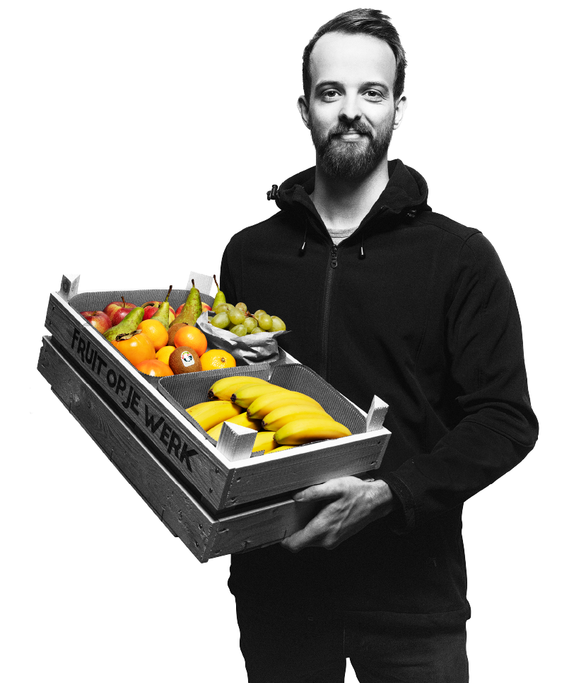 man heeft een fruitbox beet van fruit op je werk met fruit erin