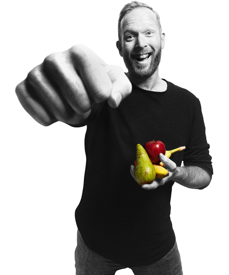 man geeft een box en heeft fruit in zijn handen