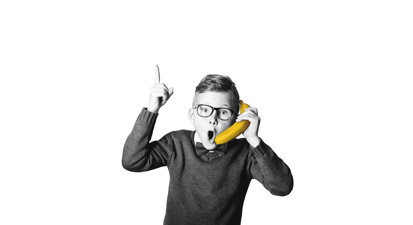 jongen met een bril en een banaan in zijn hand